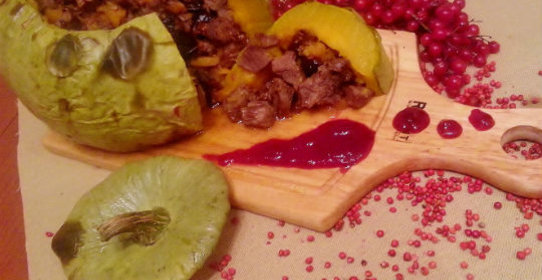 Говядина с черносливом в запеченной тыкве под бруснично-медовым соусом