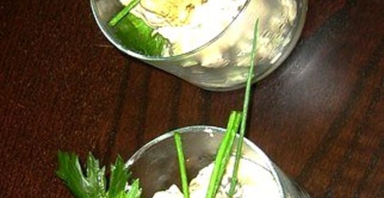 Салат из банана с сельдереем и козьим сыром