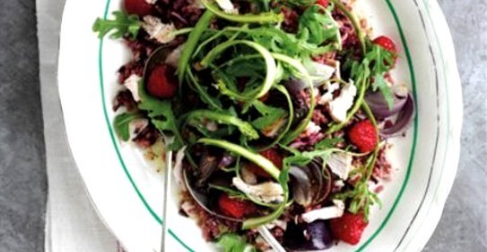 Салат из индейки с малиной