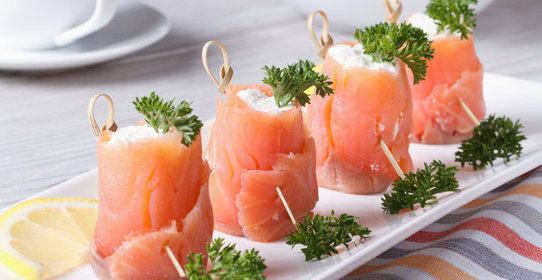 Рулетики из семги с творожной начинкой