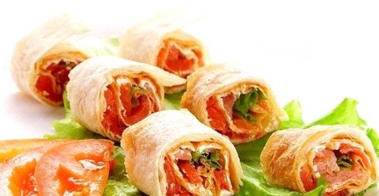 Рулет из лаваша с помидорами