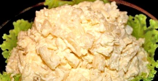 Салат с курицей, сыром и ананасами