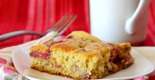 Клубничный пирог с пахтой