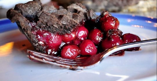 Шоколадно-вишнёвый пирог