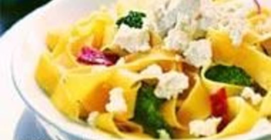 Папарделле с рикоттой, брокколи и салями