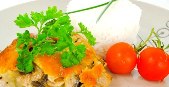 Свинина, жаренная с луком, грибами и сыром