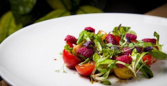 Салат из трех видов томатов и свежей малины