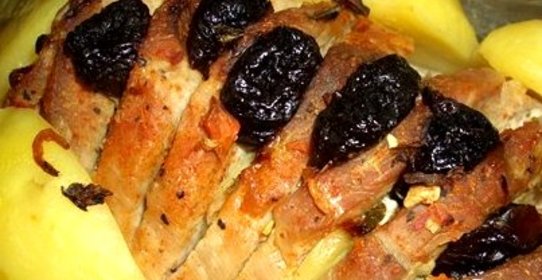 Свинина с черносливом в духовке