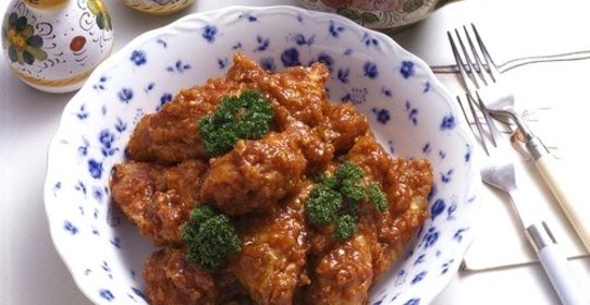 Запеченые золотистые куриные кусочки