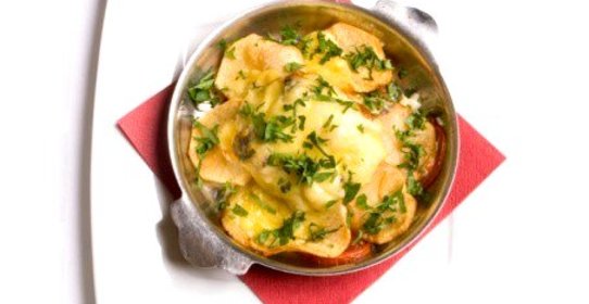 Стейки из хека с луком, помидорами и тертым сыром