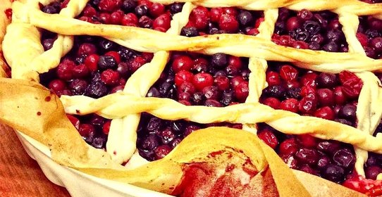 Пирог с клюквой и черной смородиной