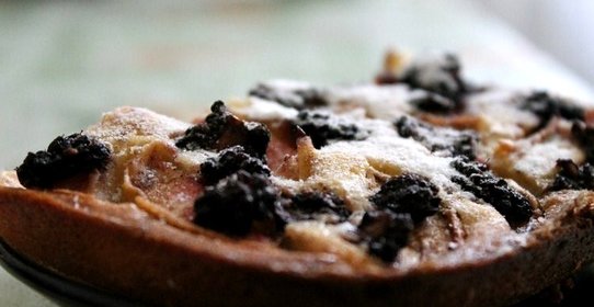 Пирог с яблоками и ежевикой