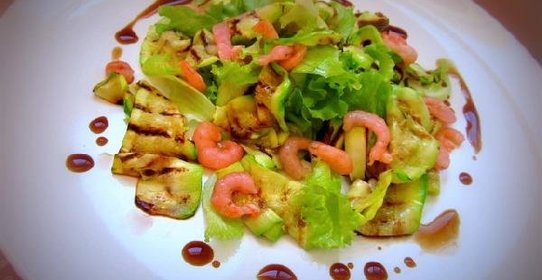 Салат с креветками и кабачками запечёнными на гриле