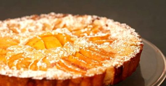 Персиковый тарт с посыпкой