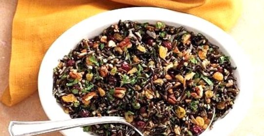 Плов из дикого риса с клюквой и орехами