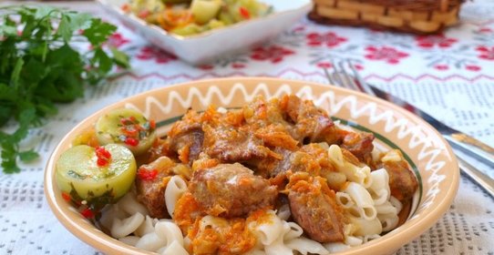 Говядина в сливочном соусе с луком и морковью