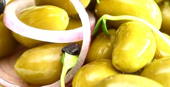 Салат с луком и оливками