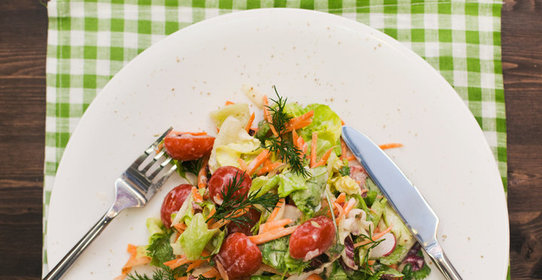 Легкий салат с йогуртовым соусом