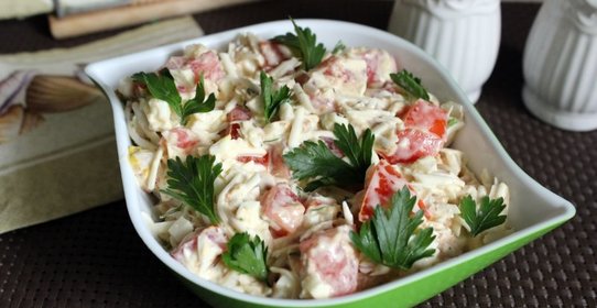 Салат с консервированным тунцом и плавленным сыром