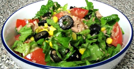 Новогодний салат с тунцом консервированным