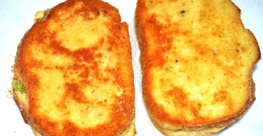 Хрустящие жареный гренки с курицей и сыром