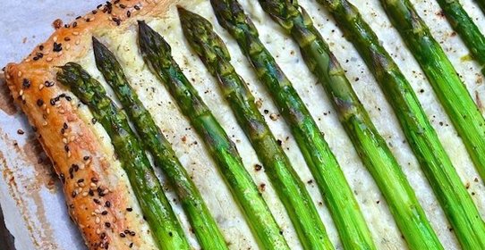 Слоеный пирог со спаржей