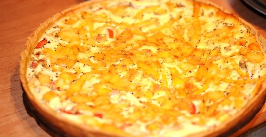 Киш с сыром, луком и томатами