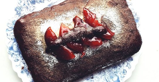 Пирог с вишней, шоколадом и орехами