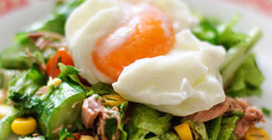 Салат с тунцом и яйцом-пашот