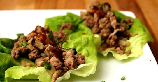 Мясо по-азиатски на листьях салата