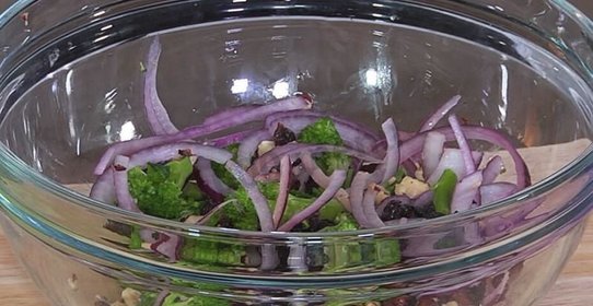 Салат из брокколи и клюквы