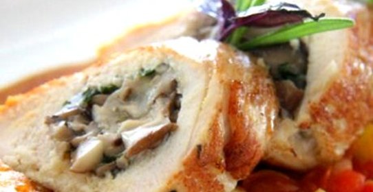 Куриные грудки, фаршированные грибами, в сливках и вине с шафраном