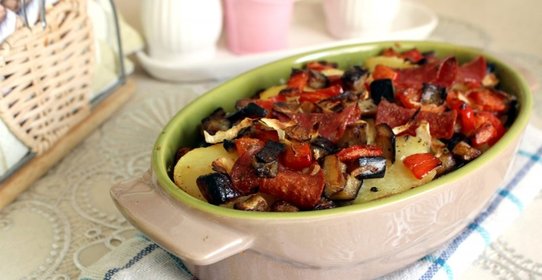 Запеканка из курицы, овощей и салями