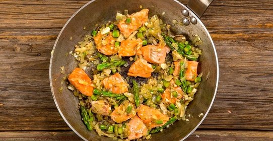 Киноа с лососем, спаржей и вешенками