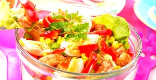 Салат из курицы с помидорами, сладкой кукурузой и сухариками