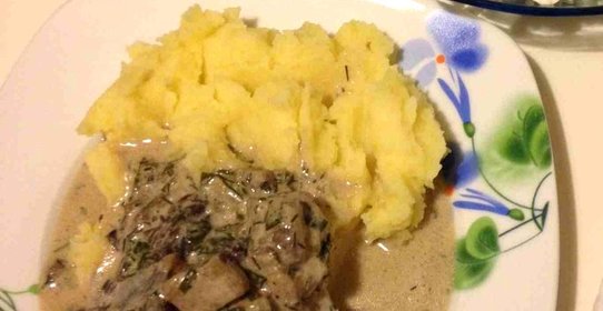 Куриные бедра в сливочном соусе с лесными грибами