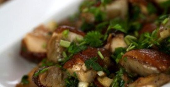 Салат из свежих грибов и петрушки