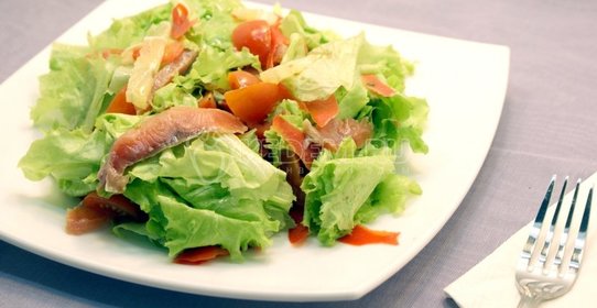 Овощной салат с красной рыбой