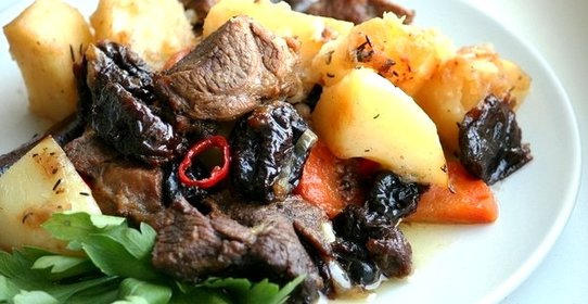 Острая баранина с овощами и черносливом