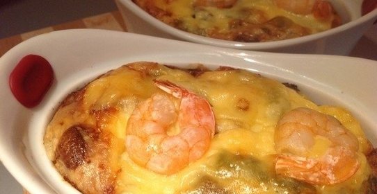 Креветки, запеченные с овощами под сырной корочкой