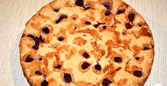 Шарлотка с вишней