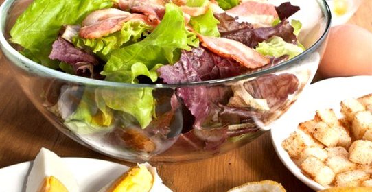 Салат с яйцом и беконом