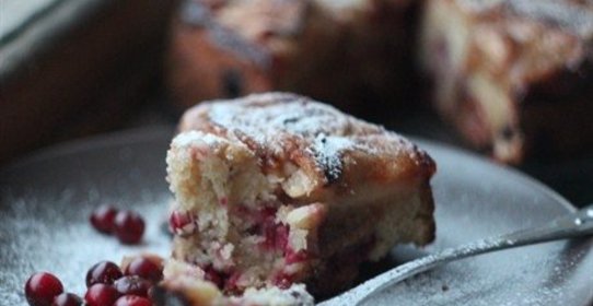 Шарлотка с клюквой и яблоками