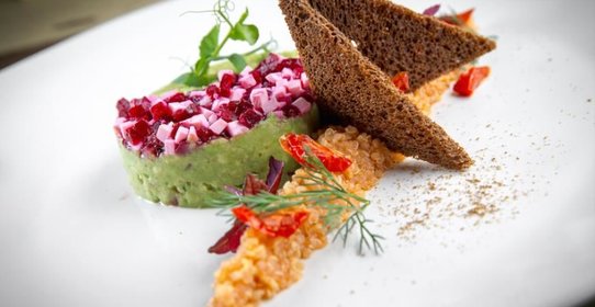 Мусс из авокадо с киноа и свёклой Кристиана Лоренцини (Авокадо-кейк)