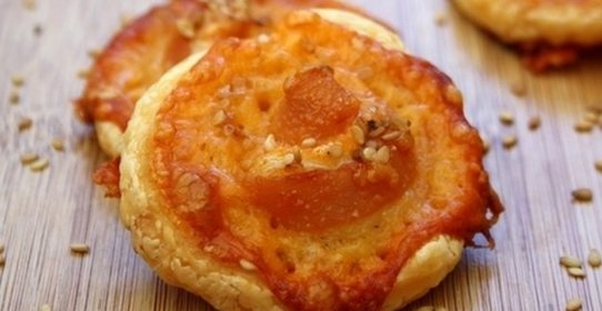 Слоеные рулеты с беконом и сыром