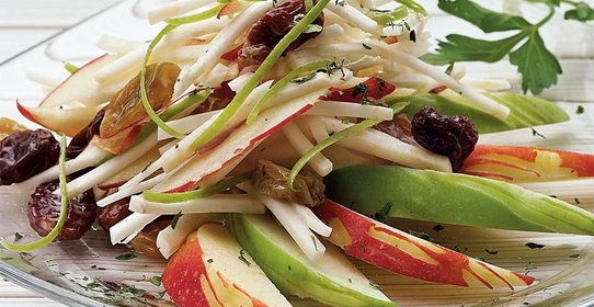 Салат из корня сельдерея с яблоками и маринованным изюмом