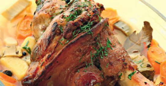 Свиная рулька, тушенная в сидре