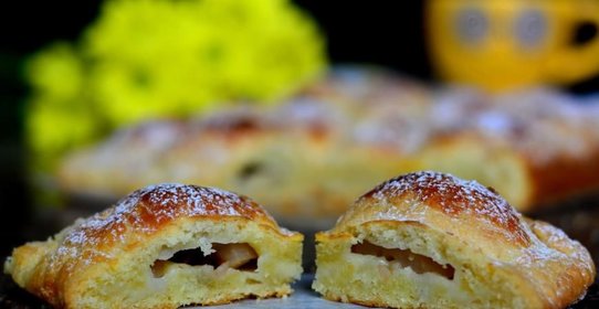 Пирог с яблоками и финиками