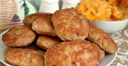 Мясные котлеты с лисичками и гречневыми хлопьями