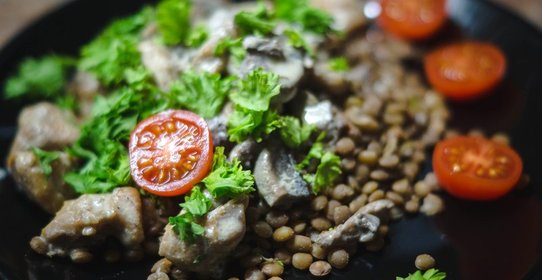 Чечевица с курицей и грибами, тушеными в сливках